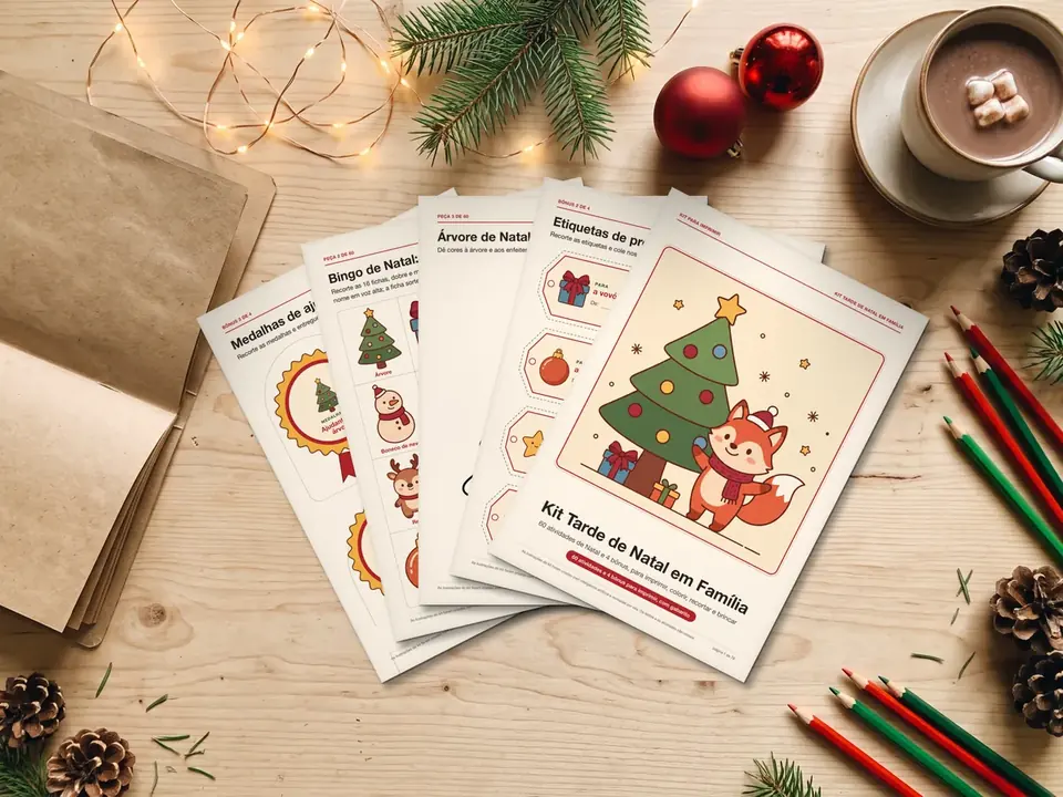 O kit Kit Tarde de Natal em Família impresso sobre uma mesa, com lápis de cor